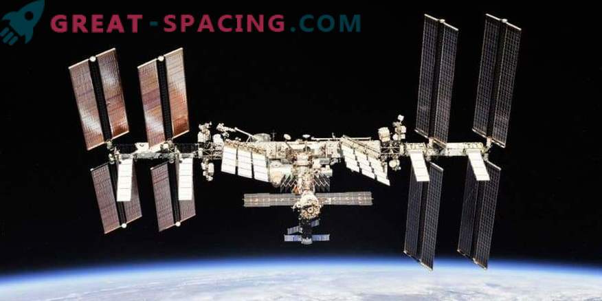 Astronautai tiria paslaptingą skylę ISS