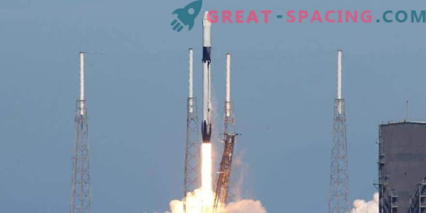 „SpaceX“ sėkmingai pradeda apkrovą, bet praleidžia raketų nusileidimą