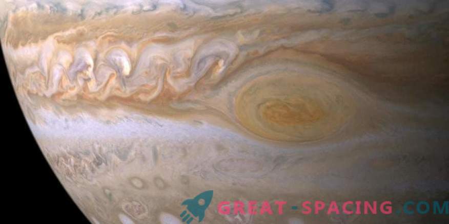 Jupiterio raudonas taškas tampa didesnis