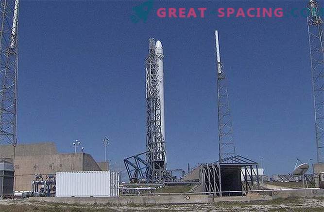 SpaceX paleidimas nutrauktas dėl helio nutekėjimo
