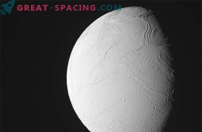 Cassini kosmoso odisėja: perduodama Saturno mėnuliai
