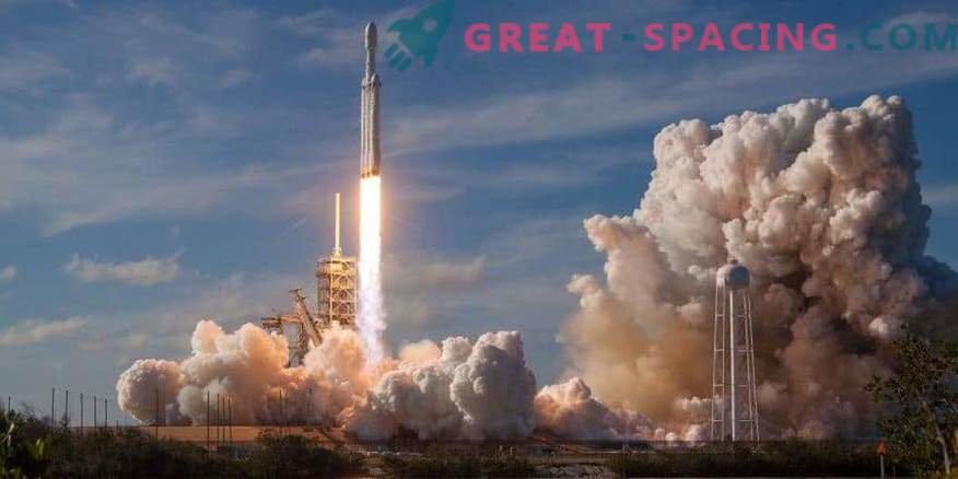 Falcon Heavy raketas ruošiasi antrajam skrydžiui kovo mėnesį