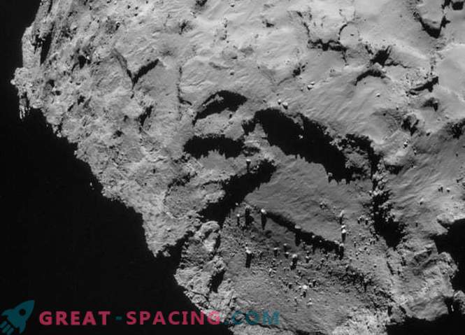 Rosetta atrado akmens piramidę ant kometos paviršiaus