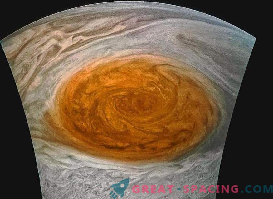 Didelis raudonas taškas Juno lęšyje