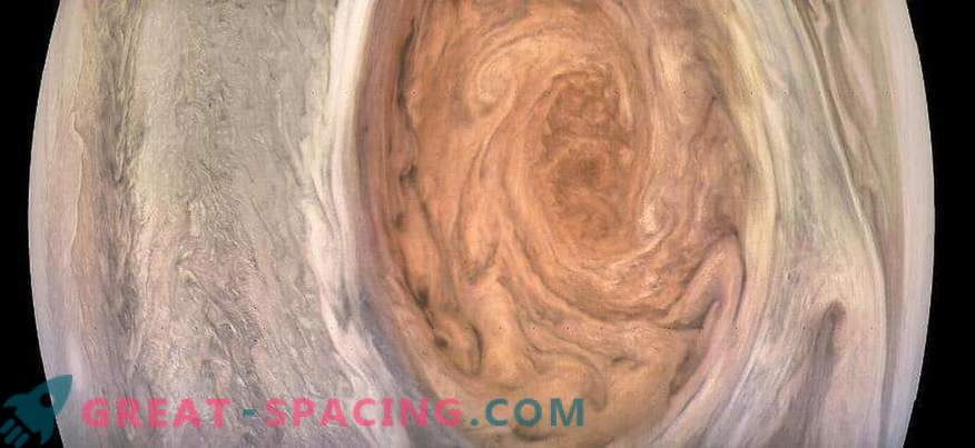 Didelis raudonas taškas Juno lęšyje