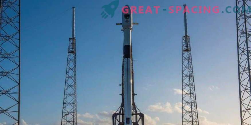 SpaceX atideda navigacijos palydovo paleidimą dėl stipraus vėjo