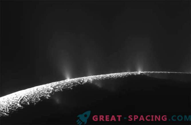 Cassini kosminis zondas atliks galutinį skrydį per du Saturno ledinius mėnulius