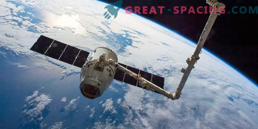 Vaizdo įrašas atneša atsisveikinimą tarp ISS ir Dragon kapsulės.