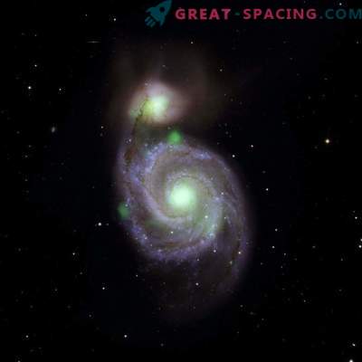 Mažas ryškus objektas užtemdo supermazinius juoduosius skylutes galaktikos santakoje