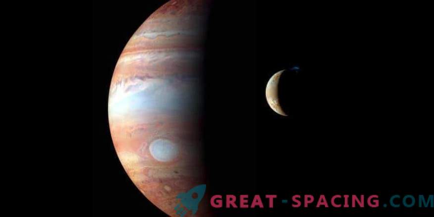 Jupiterio mėnesiai palieka pėdsakus planetos spinduliuose