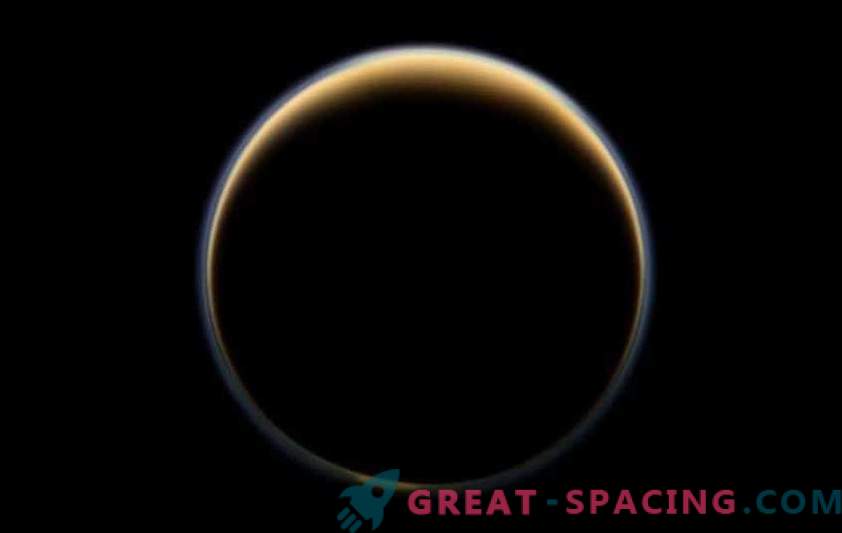 Paslaptingas Titanas turi vaiduoklišką šviesą