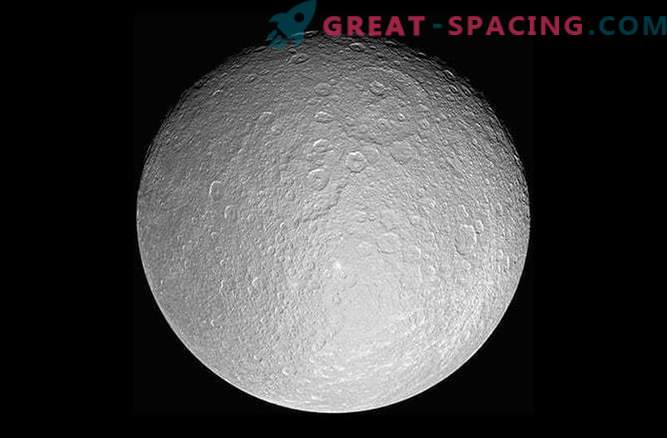 Kodėl ištrinti krateriai yra Saturno mėnesiuose?