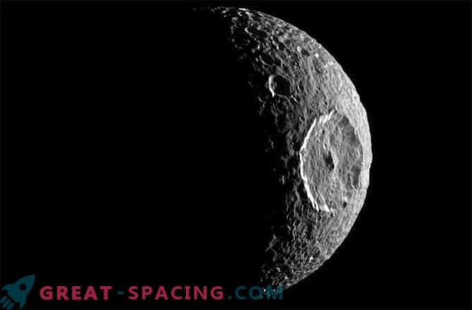 Kodėl ištrinti krateriai yra Saturno mėnesiuose?