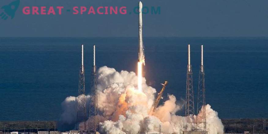 SpaceX vėluoja istorinį trečiąjį raketų paleidimą