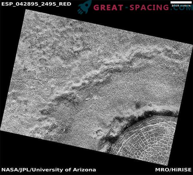 Orbiteris užfiksavo kraterį, užpildytą plyšiais Marso paviršiuje