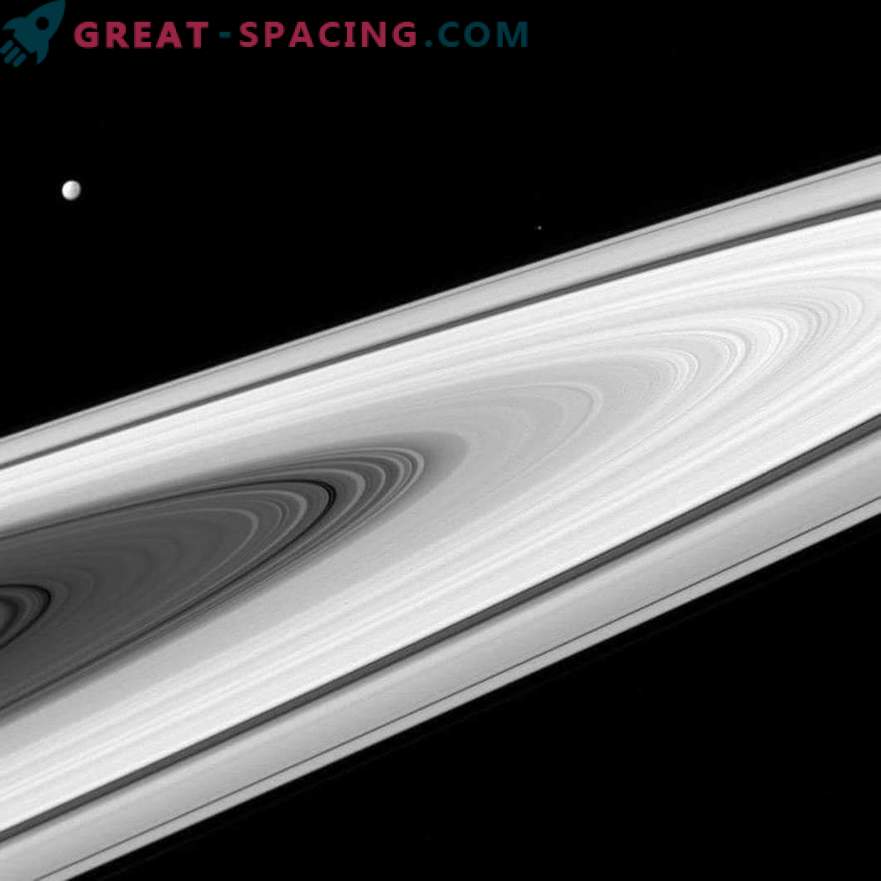 Saturnas galėjo „tėvas“ mažą mėnulio palydovą