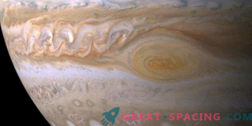 Ar Jupiteris pripildytas vandens? Atsakymai pagal Big Red Spot