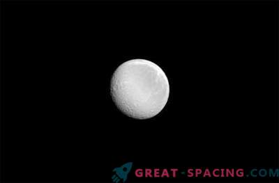 „Saturn's Full Moon“: „Ray“ ryškiai šviečia „Cassini“