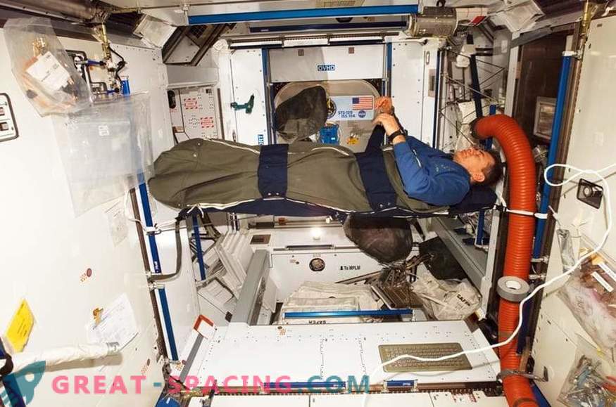 Kaip ISS astronautai: kasdienybė, laisvas laikas, miegas ir maistas