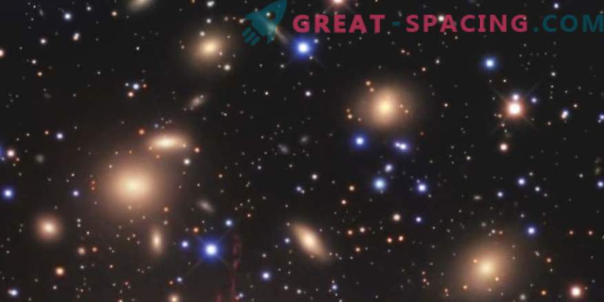 Gravitacinis objektyvas aplink neįtikėtinai tankų galaktikos klasterį