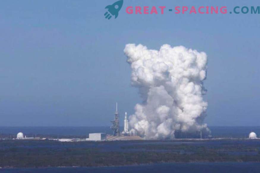 SpaceX bando naują didelę raketą