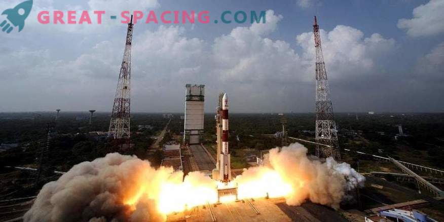 Indija pradeda raketą su daugybe palydovų