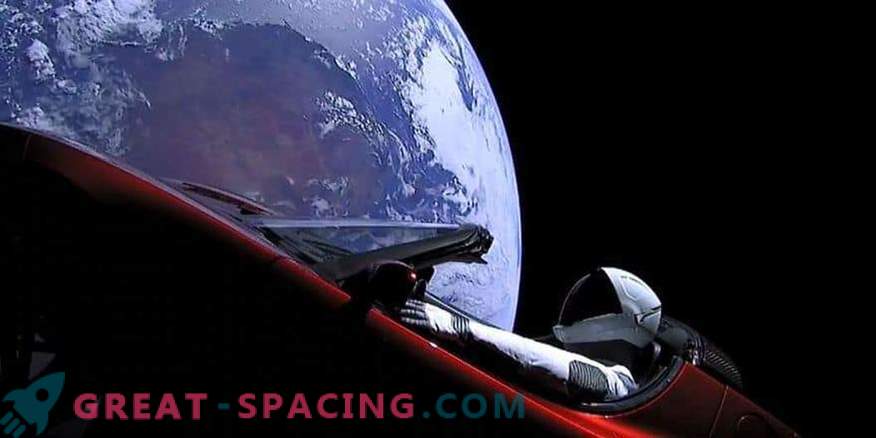 Starmanas ir Tesla eina už Marso