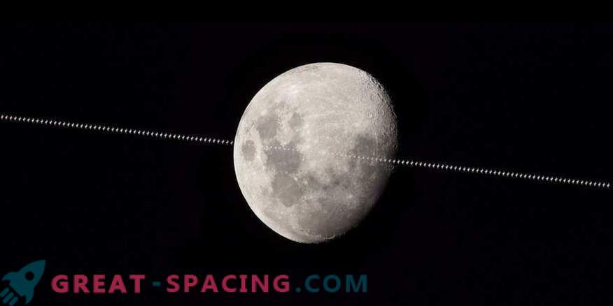 Tarptautinė kosminė stotis skrenda nuo mėnulio fono