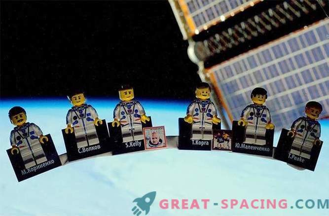 Didžiosios Britanijos astronautas demonstruoja LEGO kosminę stotį laisvai dirbantiems asmenims