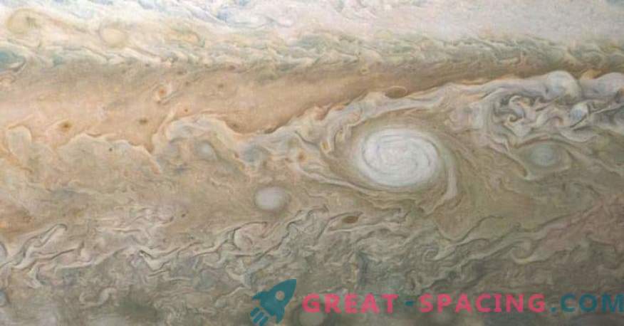 Amazing Jupiterio nuostabūs atmosferos modeliai