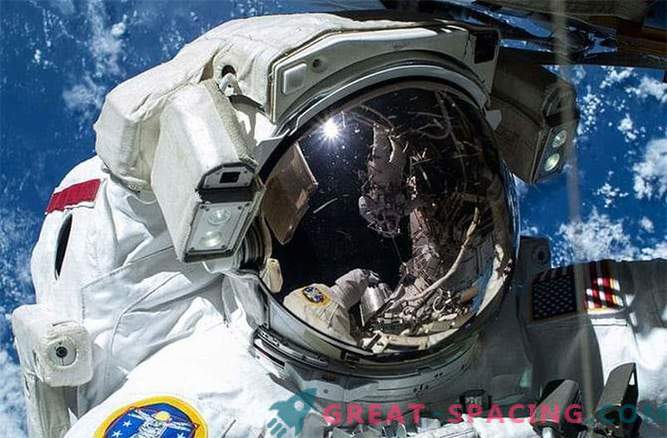 Nustatyti vandens nuotėkiai iš astronautų kostiumų