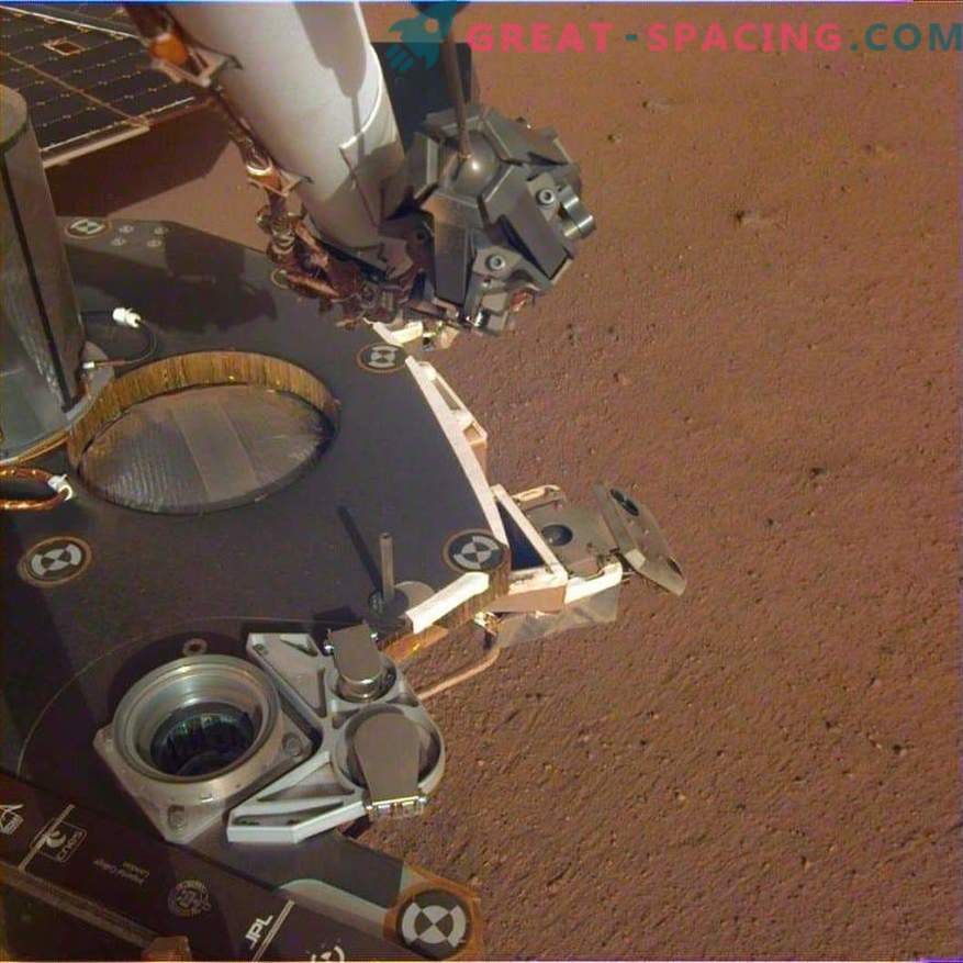 InSight išlaisvina robotų ranką! Naujos nuotraukos iš Marso