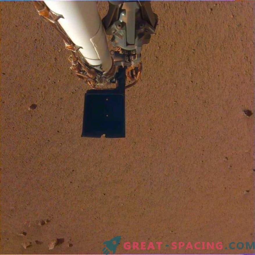 InSight išlaisvina robotų ranką! Naujos nuotraukos iš Marso