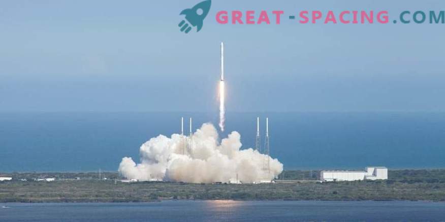 SpaceX atideda turistų išsiuntimo į mėnulio orbitą datą