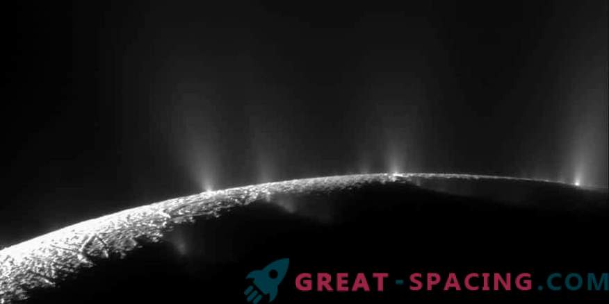Saturno palydovas Enceladus turi vandenyną žemiau jos paviršiaus