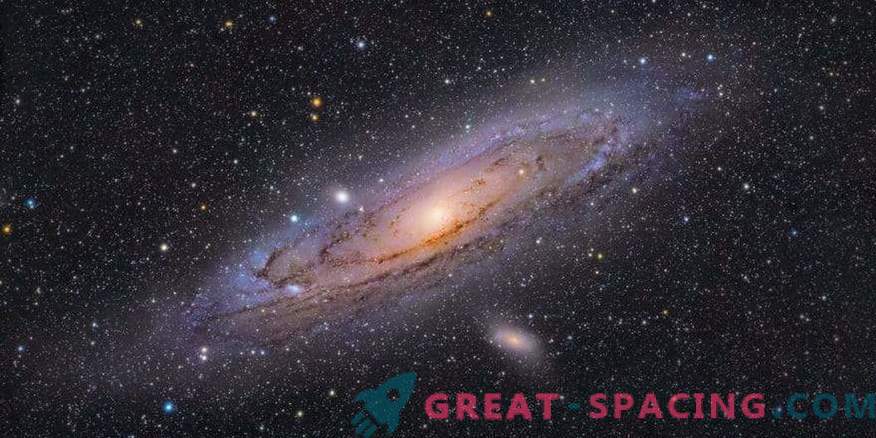 Andromedos galaktika spindi spalvinga žvaigždžių jūra