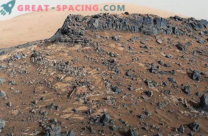 Marso roveris atrado turtingas mineralines nuosėdas roko įtrūkimuose