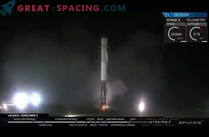 Falcon 9 raketų vežėjas padarė istorinį nusileidimą