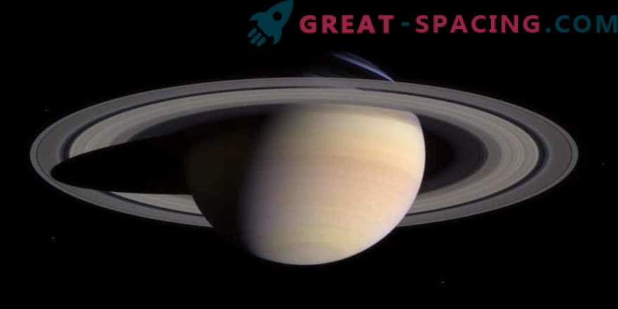 Saturno žieduose ir mėnuliuose vanduo primena žemę
