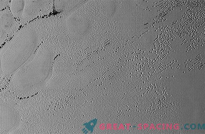 Keistos duobės Plutone atskleidžia ledo galvosūkį
