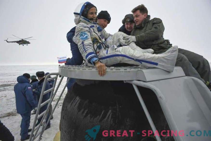 Astronautas ir du astronautai sugrįžo iš ISS
