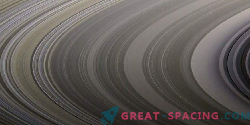 Spalvos Saturno žieduose