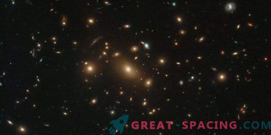 Viena galaktika, trys supernovos