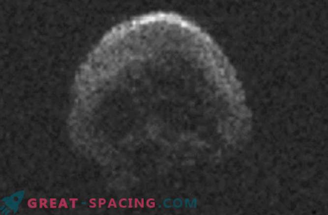 Kaukolės formos asteroidas, „matęs“ ant žemės ant Helovino