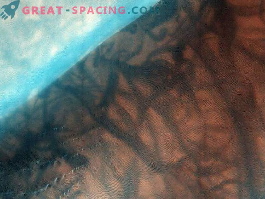 Skysčio paslaptis: Kaip vanduo gali atsirasti Marse skystoje formoje?