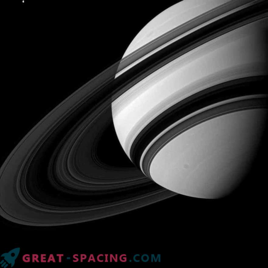 Cassini aparatas sudegino Saturno danguje