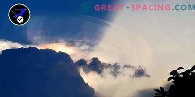 Um navio alienígena gigante tentando se esconder em uma nuvem sobre as Filipinas