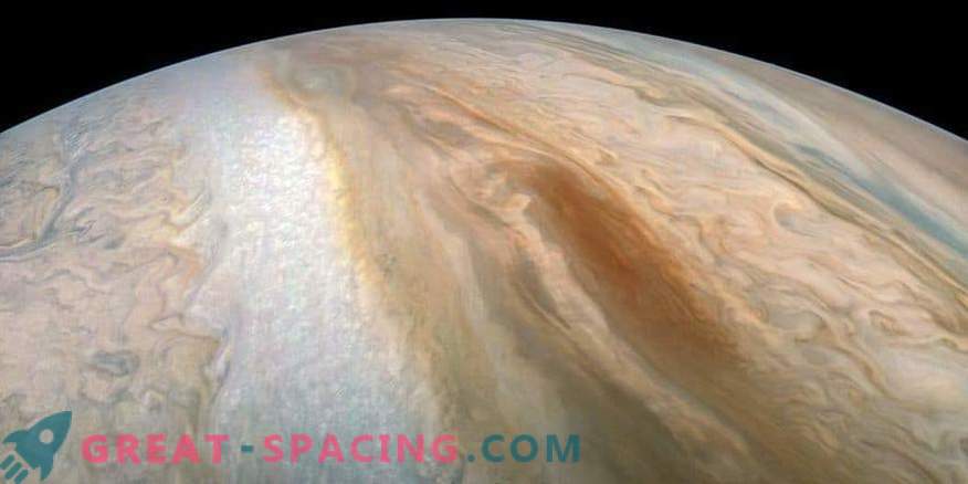 Ruda „barža“ plaukia Jupiterio atmosferoje