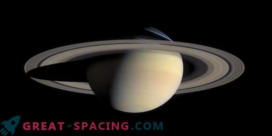 Paslaptingas kūrinys Saturno magnetiniame lauke