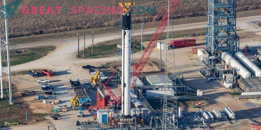 SpaceX vėl vėluoja istorinį palydovų paleidimą